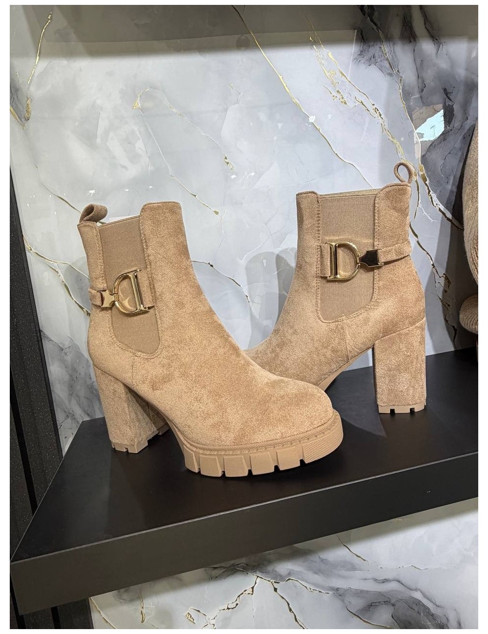 Stivaletto con tacco alto