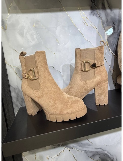 Stivaletto con tacco alto