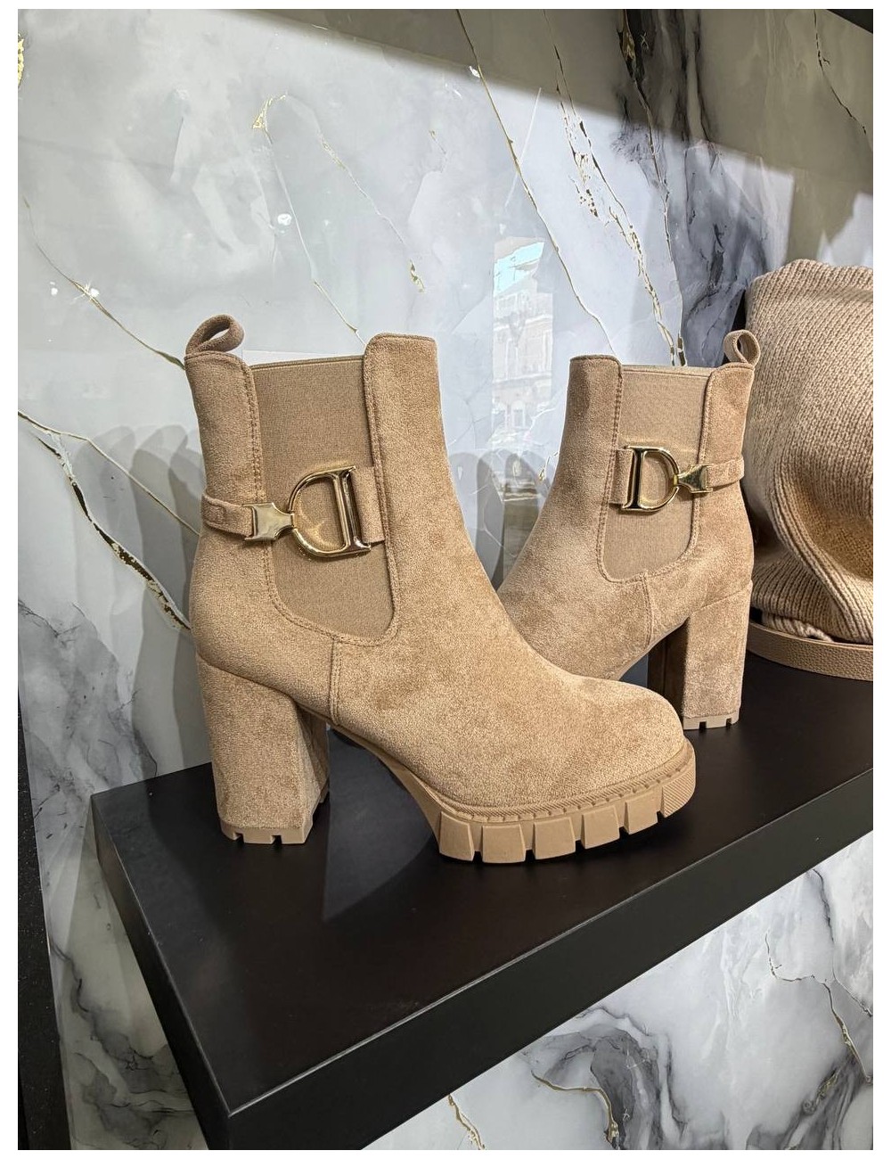 Stivaletto con tacco alto