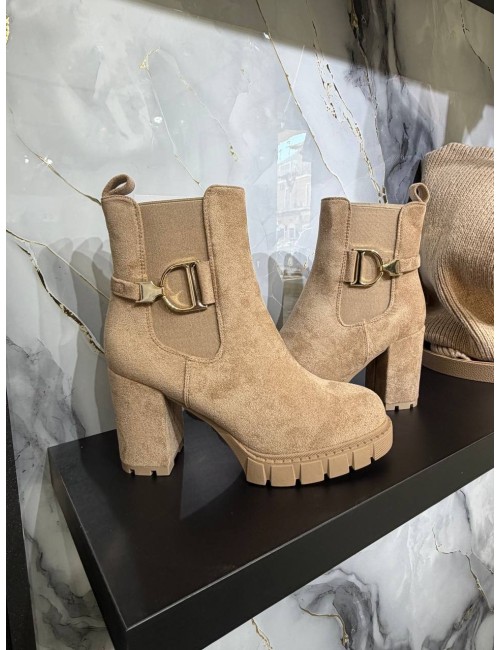 Stivaletto con tacco alto