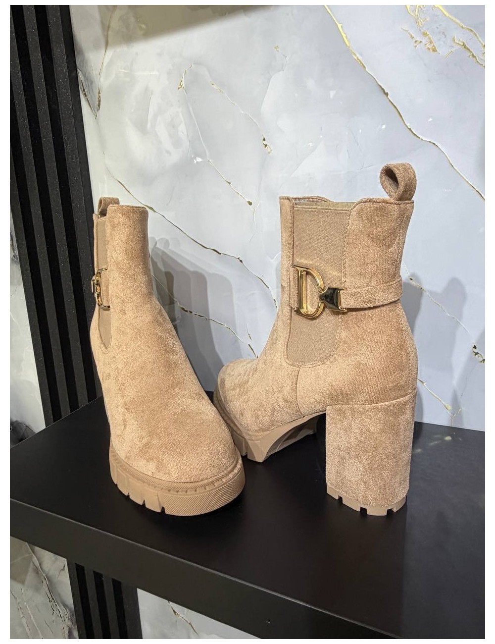 Stivaletto con tacco alto