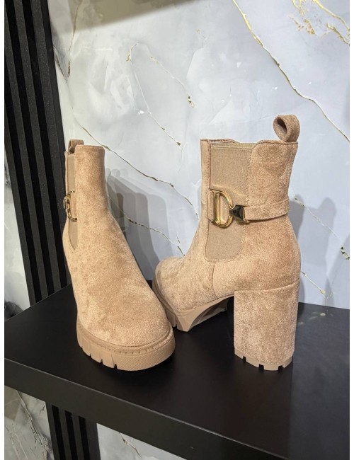 Stivaletto con tacco alto